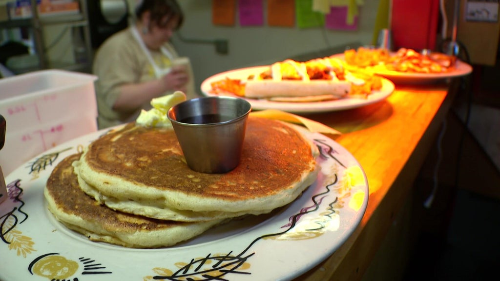 Modern Times Cafe closing at end of year after providing 30,000 free meals in wake of ICE surge — WCCO / CBS Minnesota, Robbinsdale Dining news