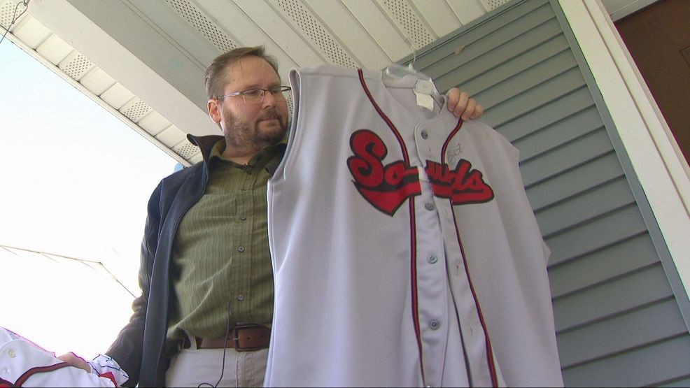Brewers fan makes long drive from Wisconsin to Tampa Bay for Game 3 — Fox 11 Green Bay Local, Robbinsdale Sports news