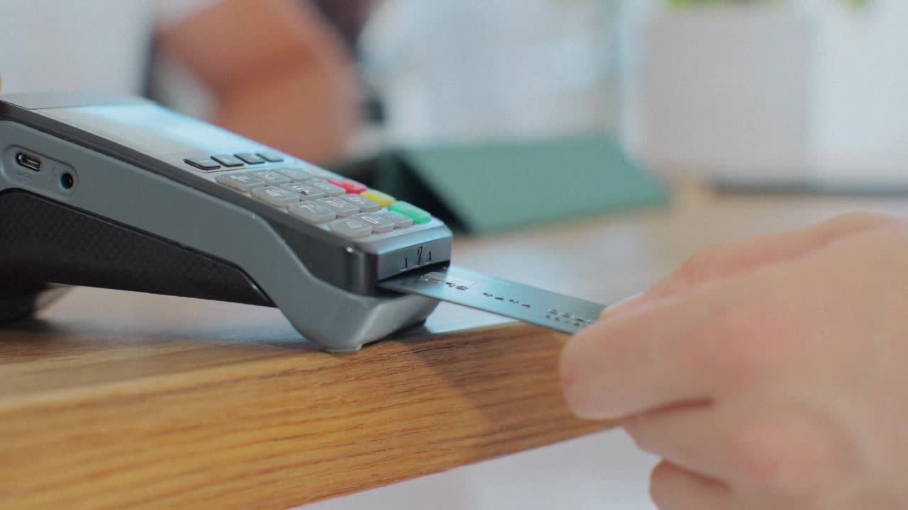 Avoiding fees when holiday shopping — Robbinsdale Business news